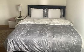Chambre Spacieuse Et Confortable Avec Ecran Plat